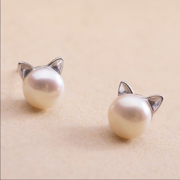 Jewelry - Cat pearl stud earrings